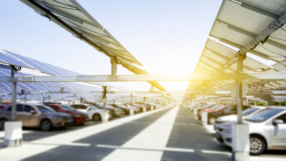 Eigentümer von Parkplätzen in Frankreich müssen diese nach dem Willen des Gesetzgebers demnächst mit Solarzellen überdachen. (Foto: Jenson/Shutterstock.com) Frankreich: Parkplatz-Solargesetz könnte 10 Atomkraftwerke ersetzen