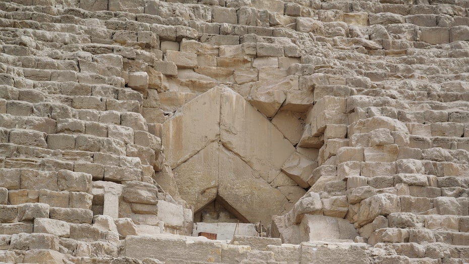 So ein giebelförmiges Dach kommt auch bei der nun entdeckten Kammer zum Einsatz. (Foto: Shutterstock / Harmony Video Production) Kammer in Cheops-Pyramide: Diese Technologie half bei der Entdeckung