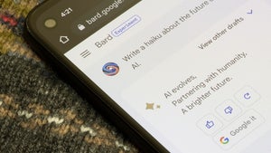 Warum KI-Firmen händeringend nach menschlichen Autoren und Dichtern suchen
